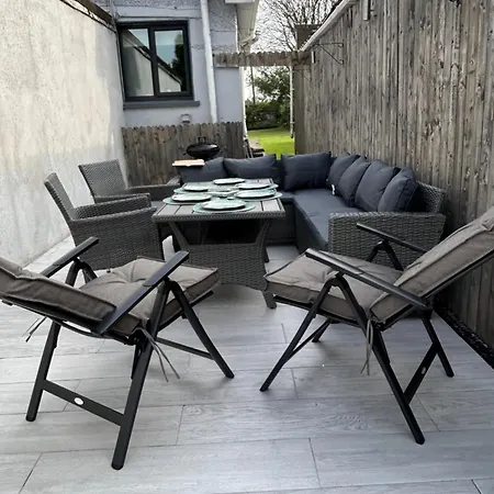 Natonia House تولامور